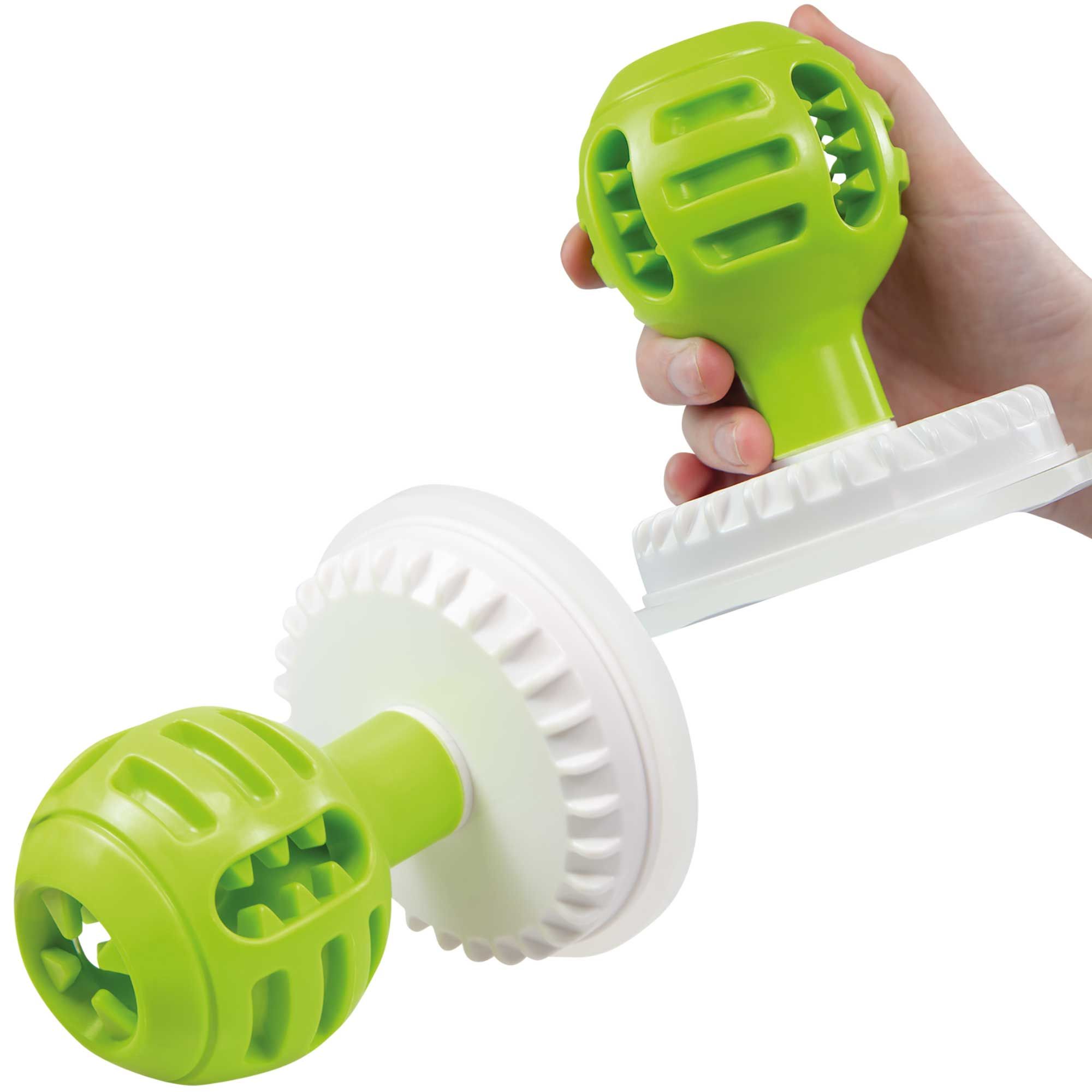 Grüner Ball mit Öffnungen, getrennt von weißer Basis. Eine Hand hält den Ball, die andere die Basis.