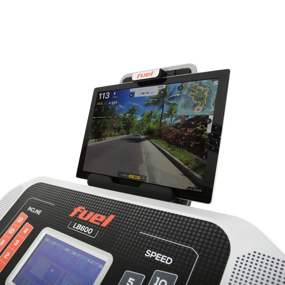 Laufbandkonsole mit Tablet. FUEL-Logo. Display mit Trainingsanzeige. Schwarzes Gehäuse.
