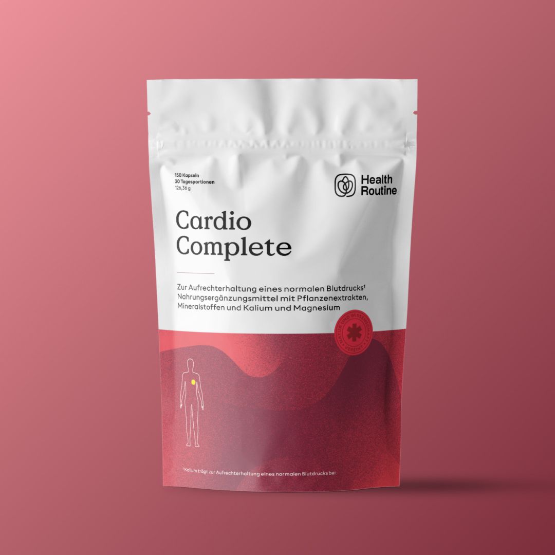 Weiße Standbeutel mit "Cardio Complete"-Aufdruck. Logo "Health Routine". Text: Zur Aufrechterhaltung eines normalen Blutdrucks. Rote Hintergrund.