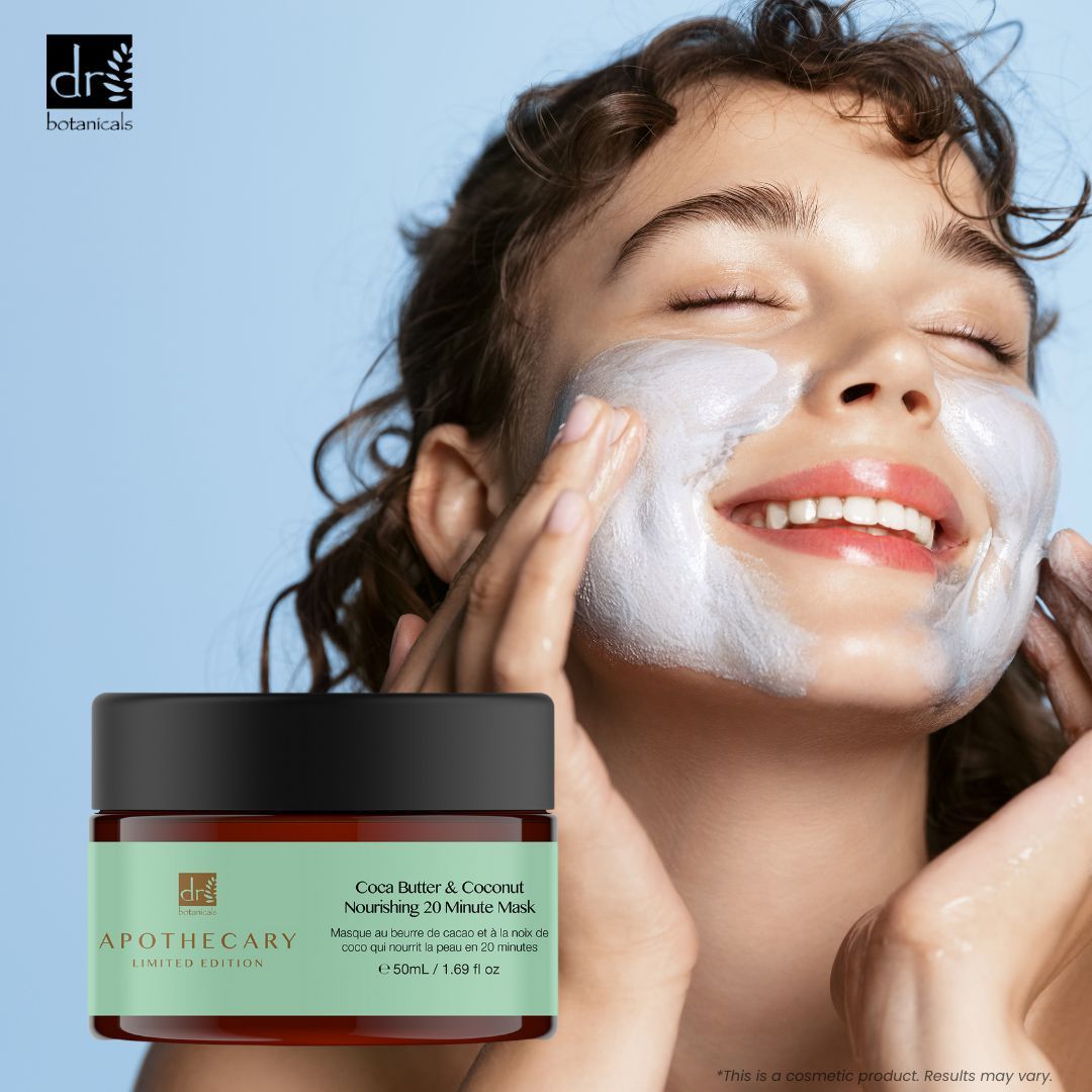 Frau trägt Gesichtsmaske auf. Dose mit grünem Etikett. Text: Cocoa Butter & Coconut Nourishing 20 Minute Mask.