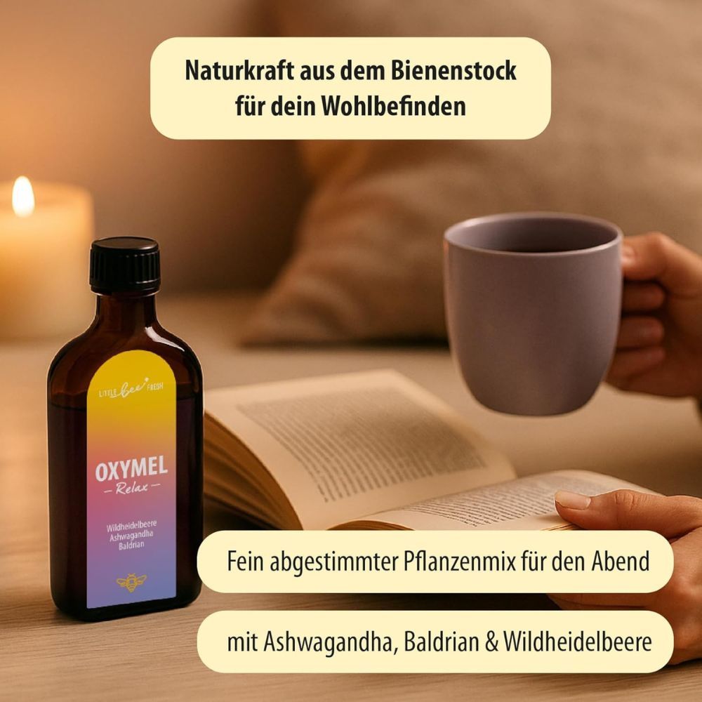Flasche "OXYMEL - Relax" neben Tasse und Buch. Text: Naturkraft aus dem Bienenstock, fein abgestimmter Pflanzenmix, mit Ashwagandha, Baldrian & Heidelbeere.