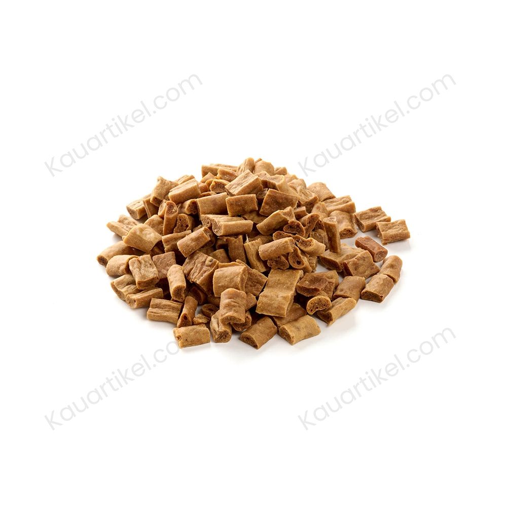 Hundefutter-Leckerlis, kleine, dunkle, getrocknete Stücke.