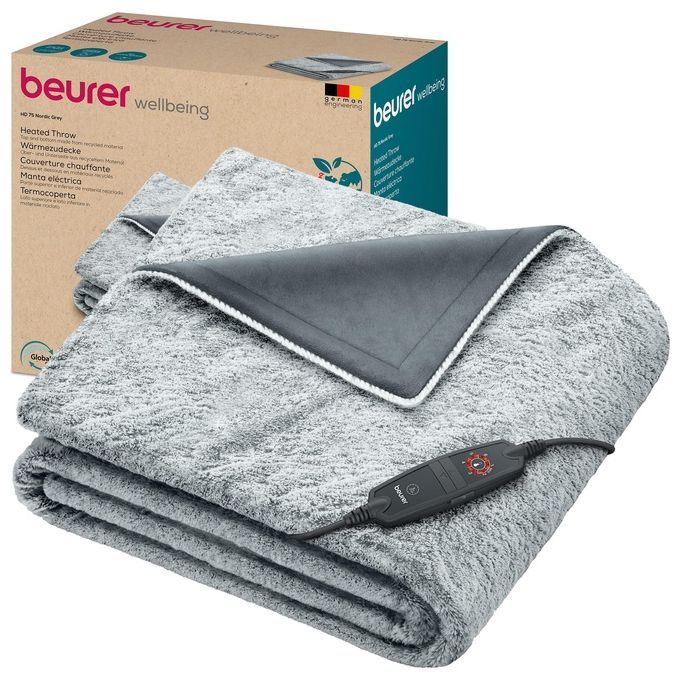 Graue Wärmezudecke mit Steuerung und Verpackung. Marke: Beurer. Produktname: HD 75 Nordic Grey Green Planet Wärmezudecke 180x130.