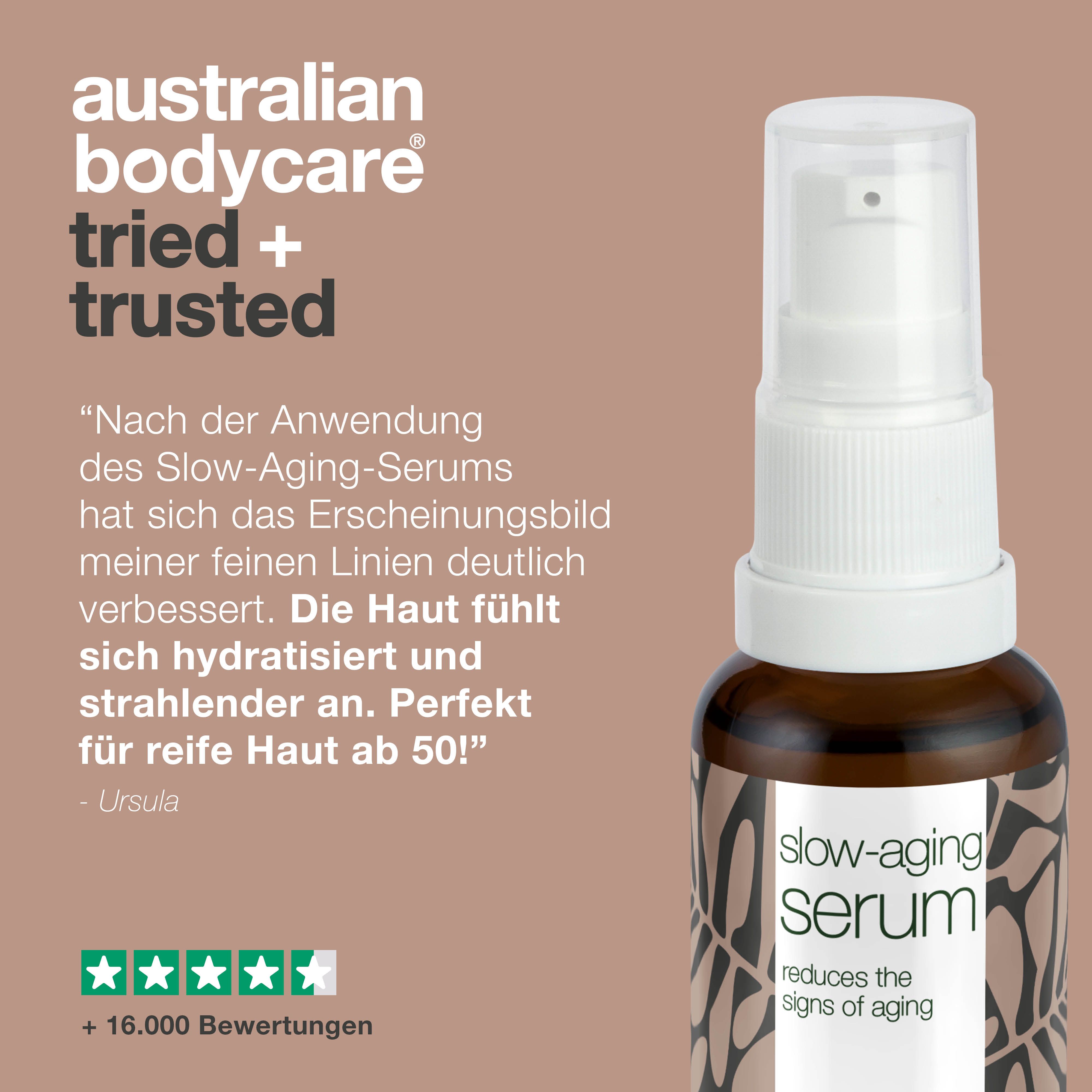 Serumflasche mit Text und 5-Sterne-Bewertung. Zitat: Haut fühlt sich hydratisiert und strahlender an.