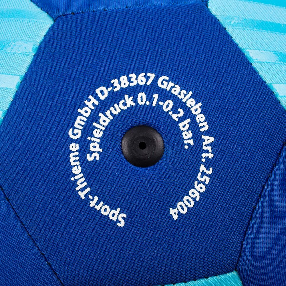 Blauer Fußball mit Aufdrucken. Text: Sport-Thieme GmbH, Grasleben, Spielldruck 0.1-0.2 bar, Art. 2596004.