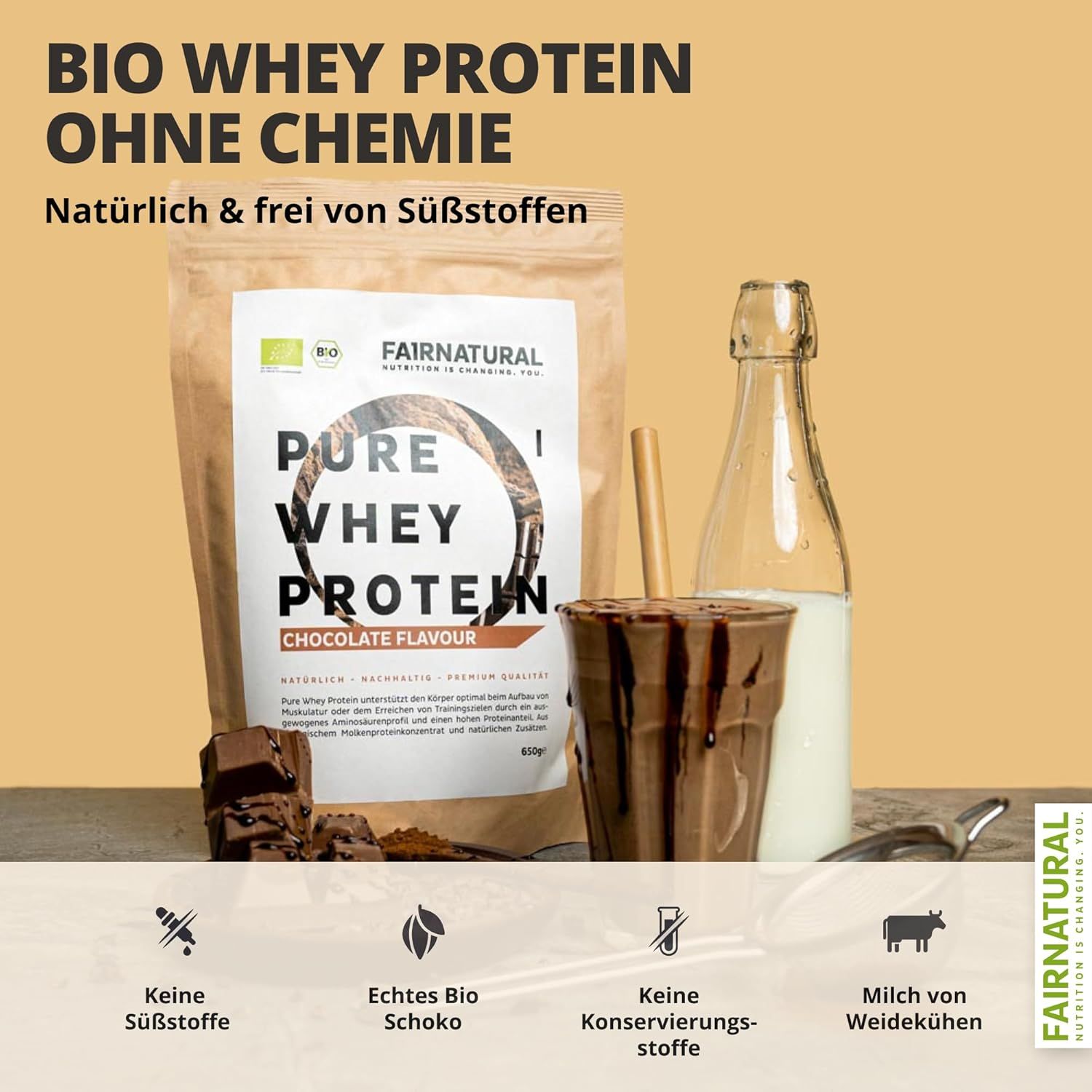 Beutel FAIRNATURAL Bio Whey Protein-Pulver, Glasflasche, Glas mit Schokomilch, Strohhalm, Schokostückchen. Text: Ohne Chemie, natürlich.