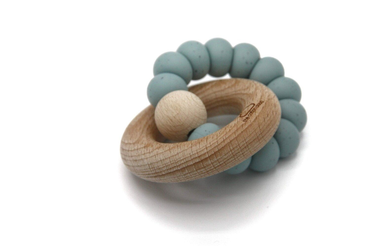 Beißring aus Holz und Silikon. Ringförmiger Holzring mit blauen Silikonperlen und einer Holzkugel.