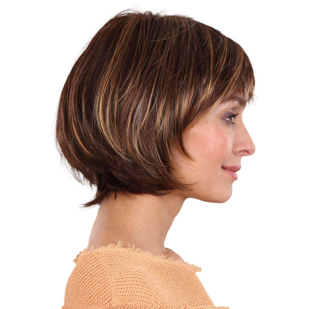 Perücke Maren von trendhair. Bob-Frisur, braun mit helleren Strähnen. Seitenansicht einer Frau.