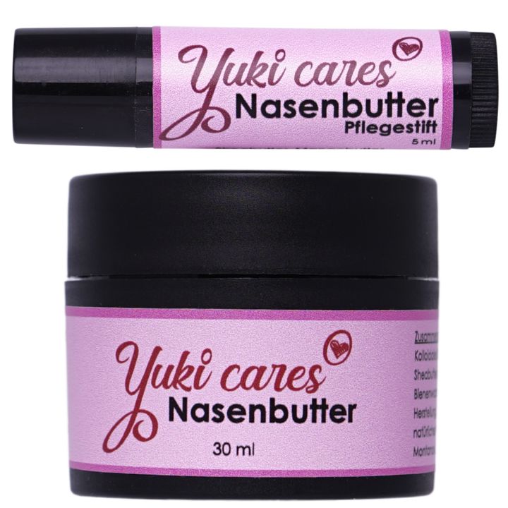 Nasenbutter-Set. Ein Stift und ein Tiegel mit rosa Etiketten und schwarzem Deckel. Aufschrift: Yuki cares Nasenbutter.