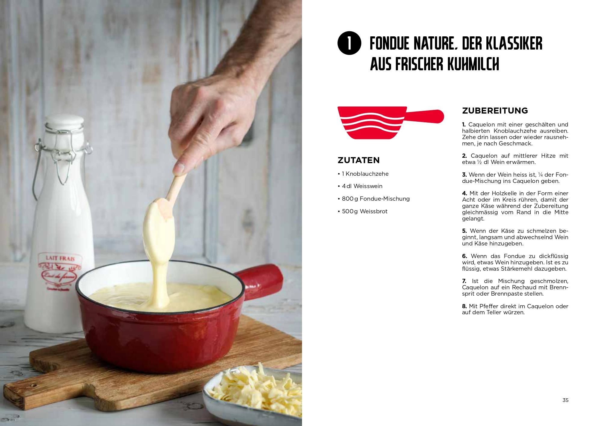 Offene Buchseite mit Rezept für Fondue. Roter Topf mit Käsefondue, Holzlöffel, Milchflasche, Käse und Holzbrett.