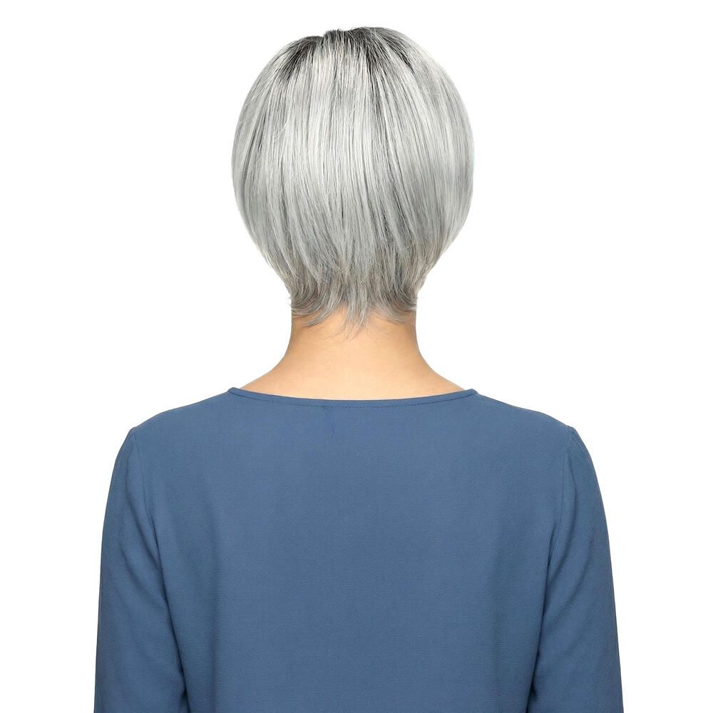 Kurzhaarperücke mit grauem Haar. Die Frau trägt ein blaues Oberteil. Rückansicht.