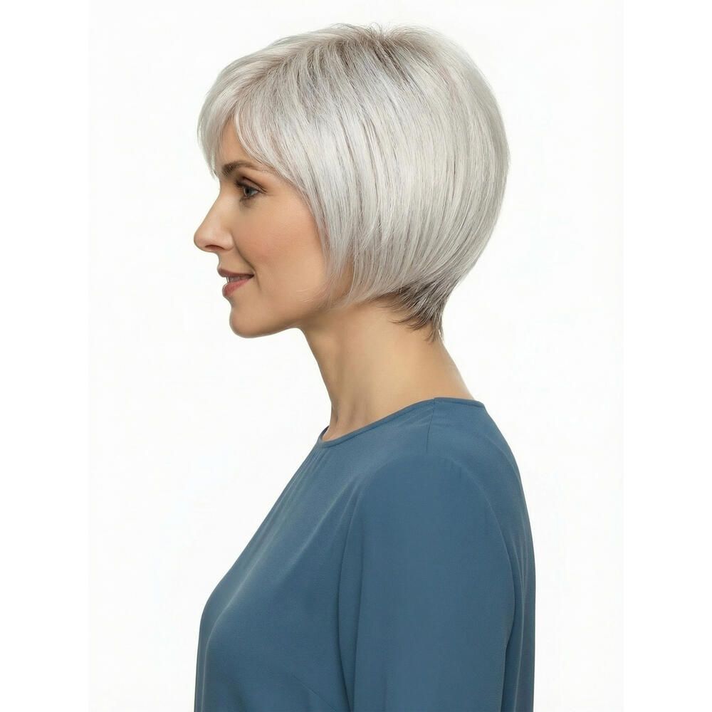 Perücke Alicia von trendhair. Kurzer, grauer Bob mit Pony. Frau trägt blaues Oberteil. Seitenansicht.