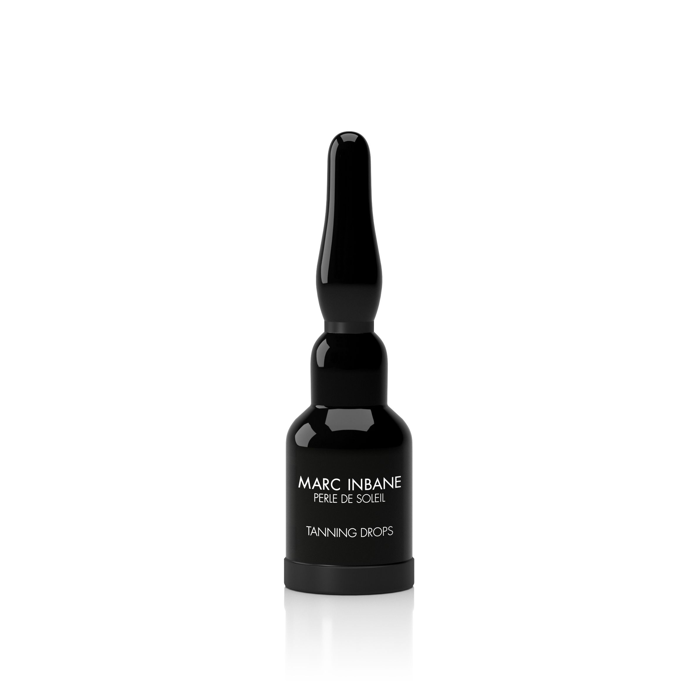 Eine einzelne, schwarze Ampulle von Marc Inbane Tanning Drops. Der obere Teil ist länglich und verjüngt sich, während der untere Teil eine bauchige Form hat. Auf dem Etikett stehen die Worte "Marc Inbane", "Perle de Soleil" und "Tanning Drops".
