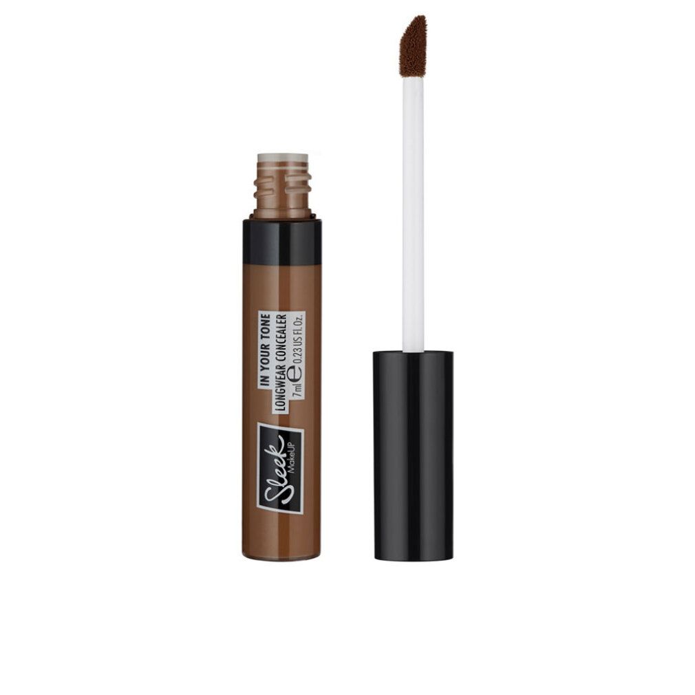 Brauner Concealer, Flasche geöffnet, Pinsel sichtbar. Aufschrift: "IN YOUR TONE LONGWEAR CONCEALER" und "Sleek Makeup".