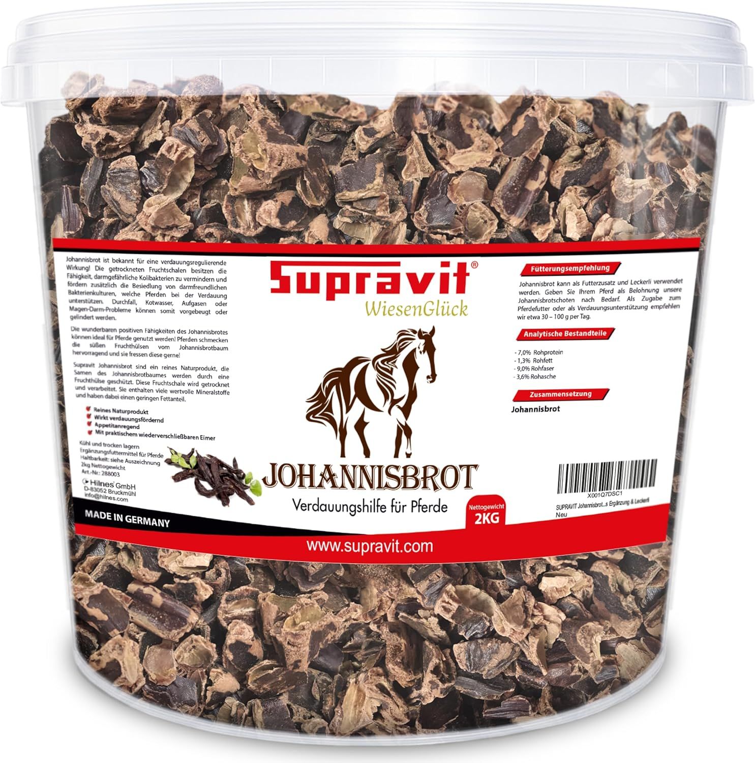 Transparenter Eimer mit Johannisbrot-Schoten. Aufschrift: Supravit, Johannisbrot, Verdauungshilfe für Pferde, 2kg.