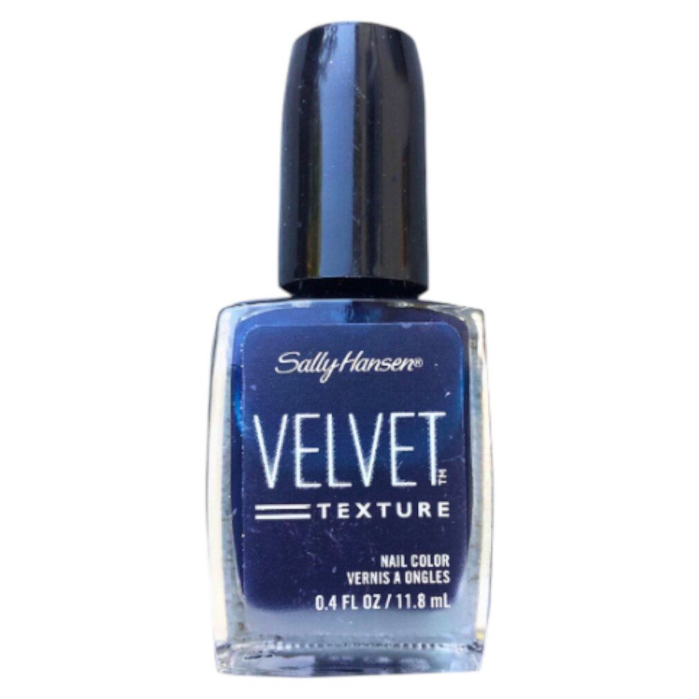 Dunkelblauer Nagellack in quadratischer Glasflasche mit schwarzem Deckel. Aufschrift: Sally Hansen Velvet Texture.