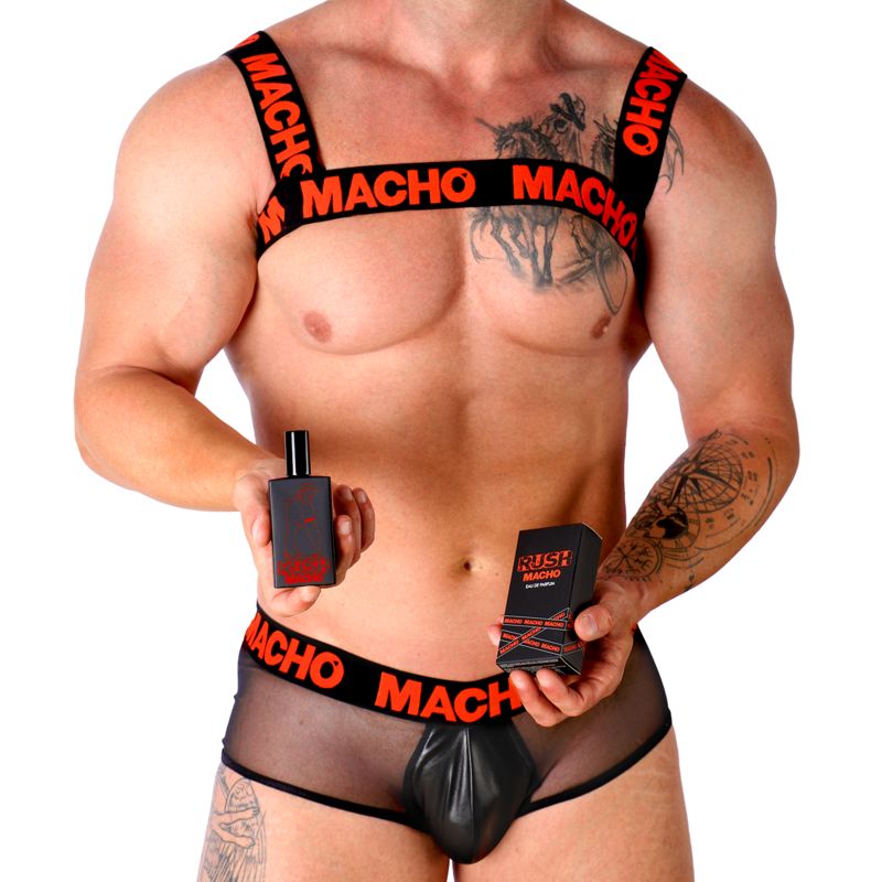Schwarzer Brustgurt und Unterwäsche mit rotem "MACHO"-Schriftzug. Mann hält Parfümflakon und Schachtel.