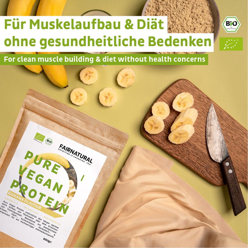 FAIRNATURAL Bio Vegan Protein Pulver Banane mit Bananenstückchen, Pulver und einem Messer.