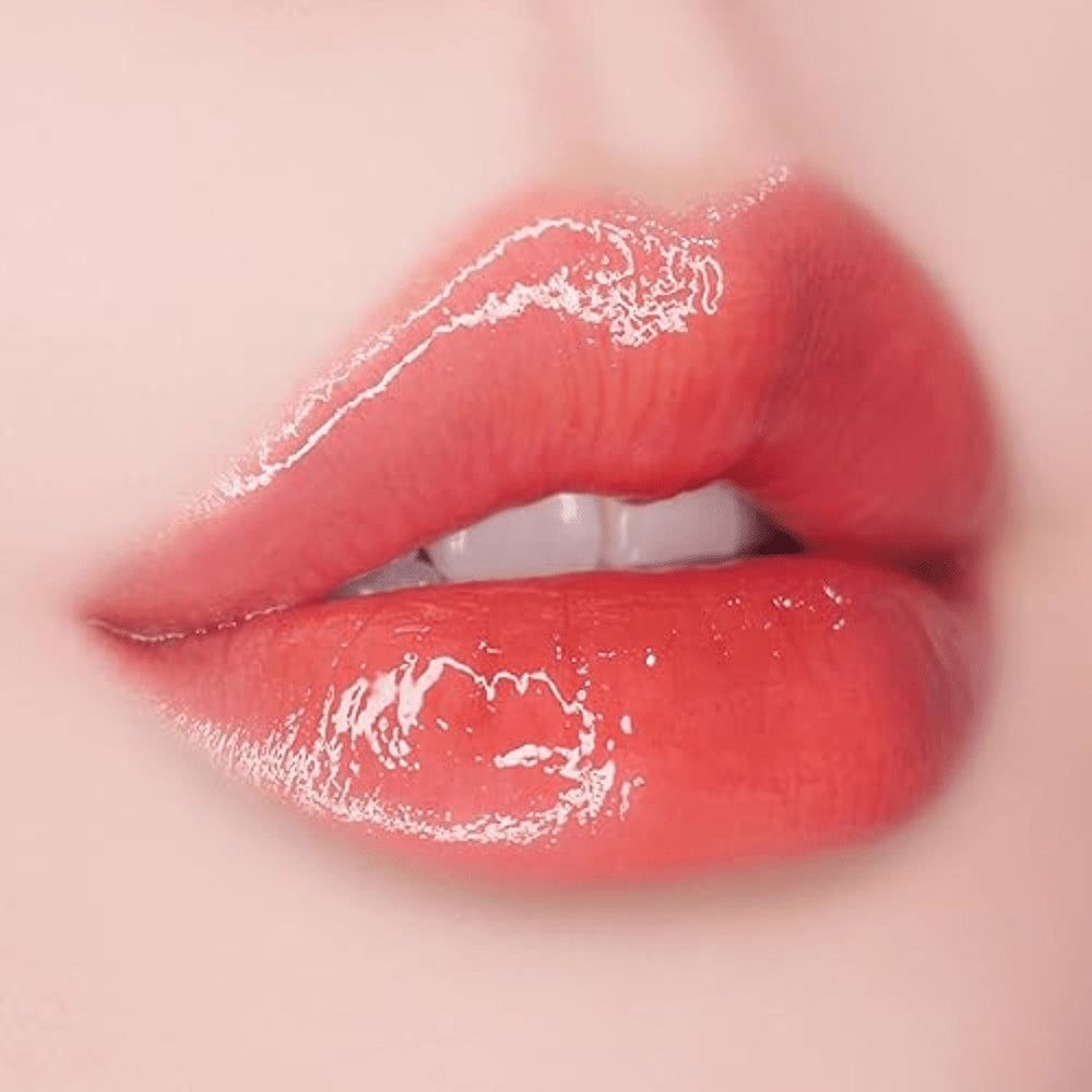 Glänzende, korallenrote Lippen mit sichtbaren Zähnen.