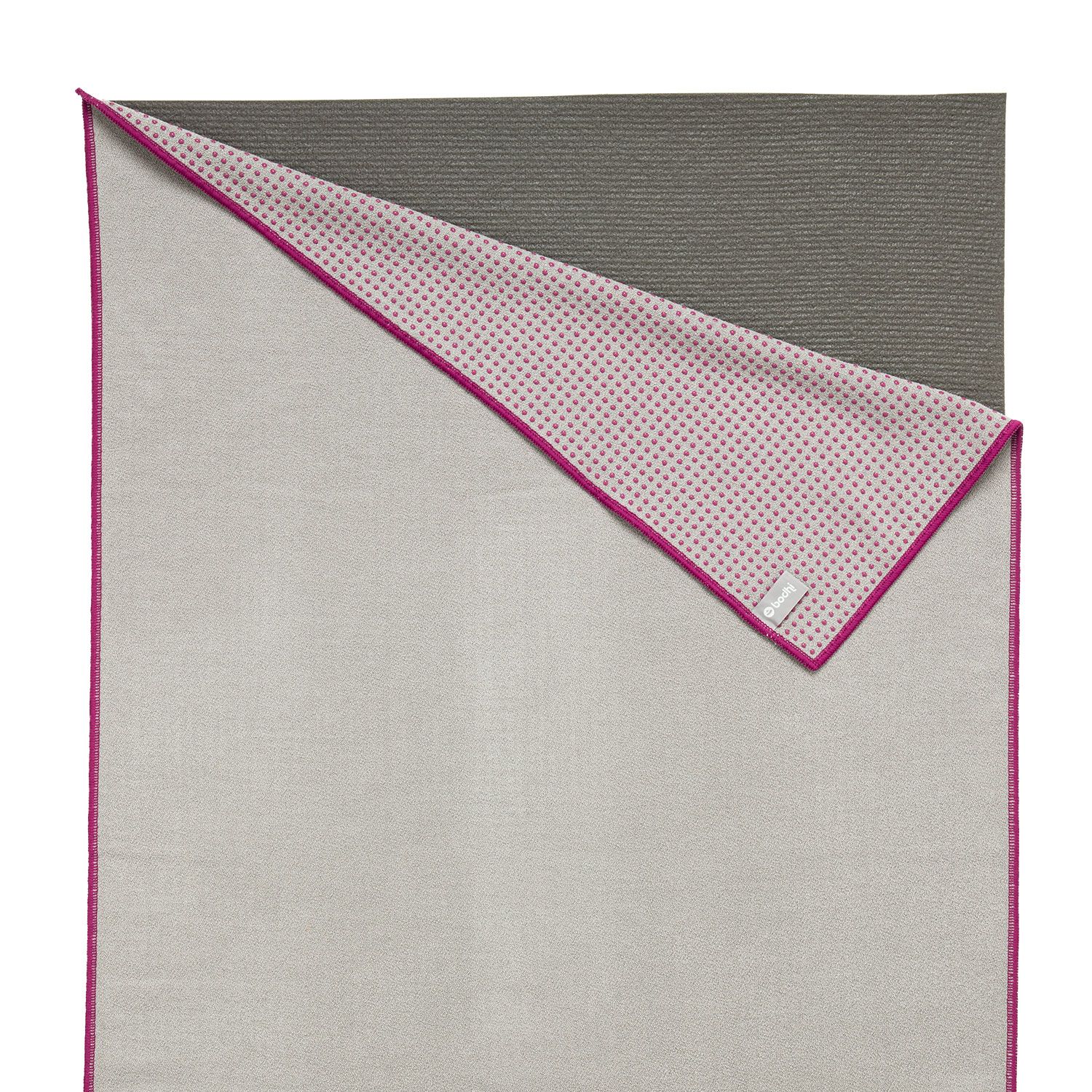Yoga-Handtuch grau/aubergine, teilweise ausgebreitet. Pinke Umrandung. Logo.
