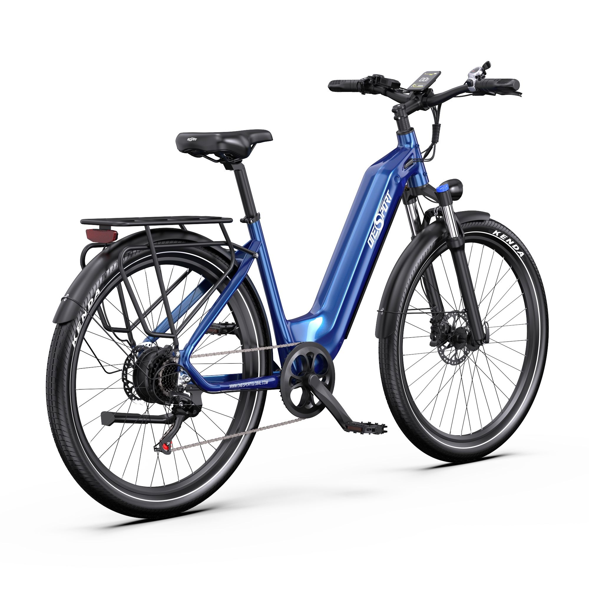 Blaues E-Bike, Heckansicht, mit Gepäckträger, Kenda-Reifen und Display am Lenker.