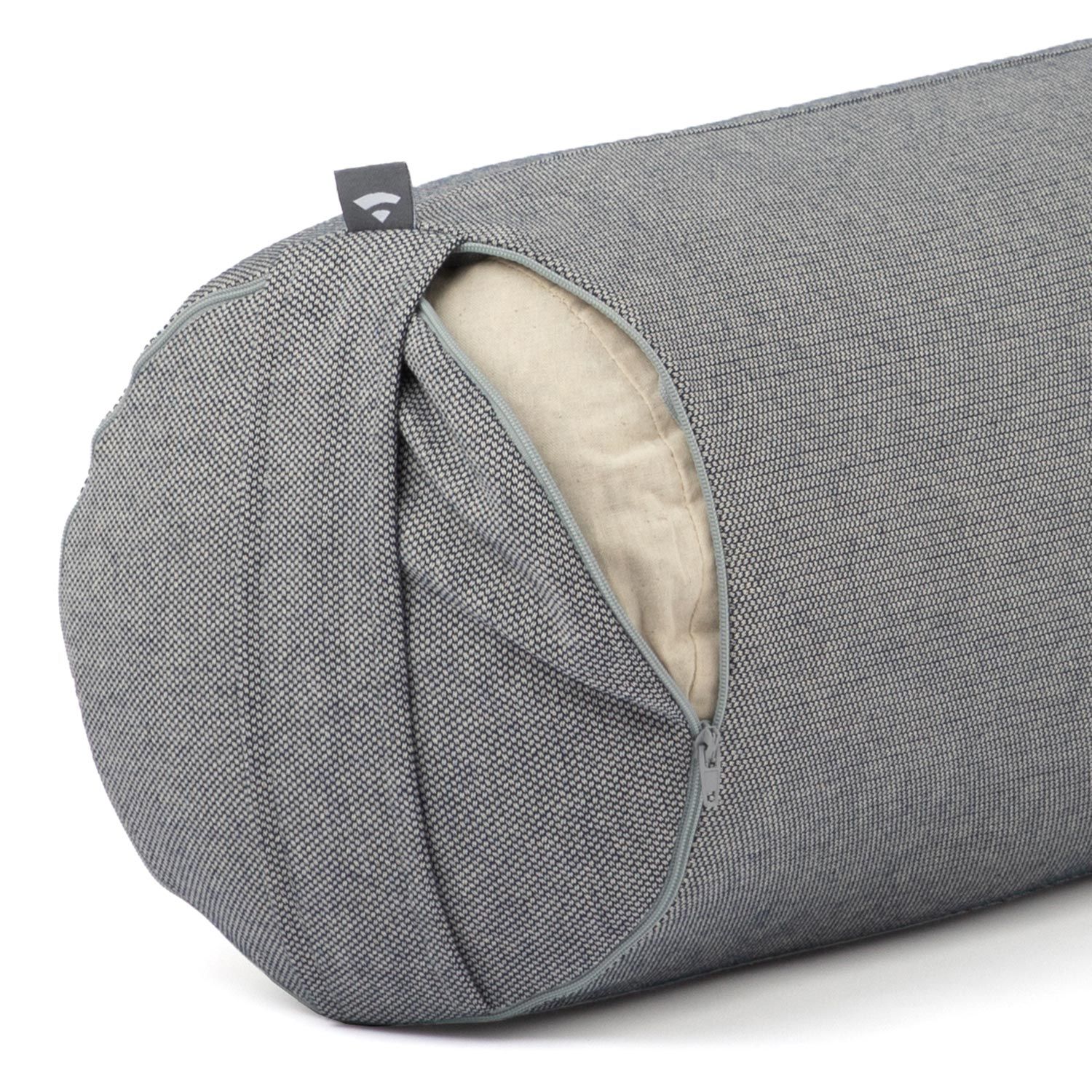 Graues Yoga-Bolster mit Reißverschluss. Stoffbezug. Innenkissen sichtbar. Logo am Ende.