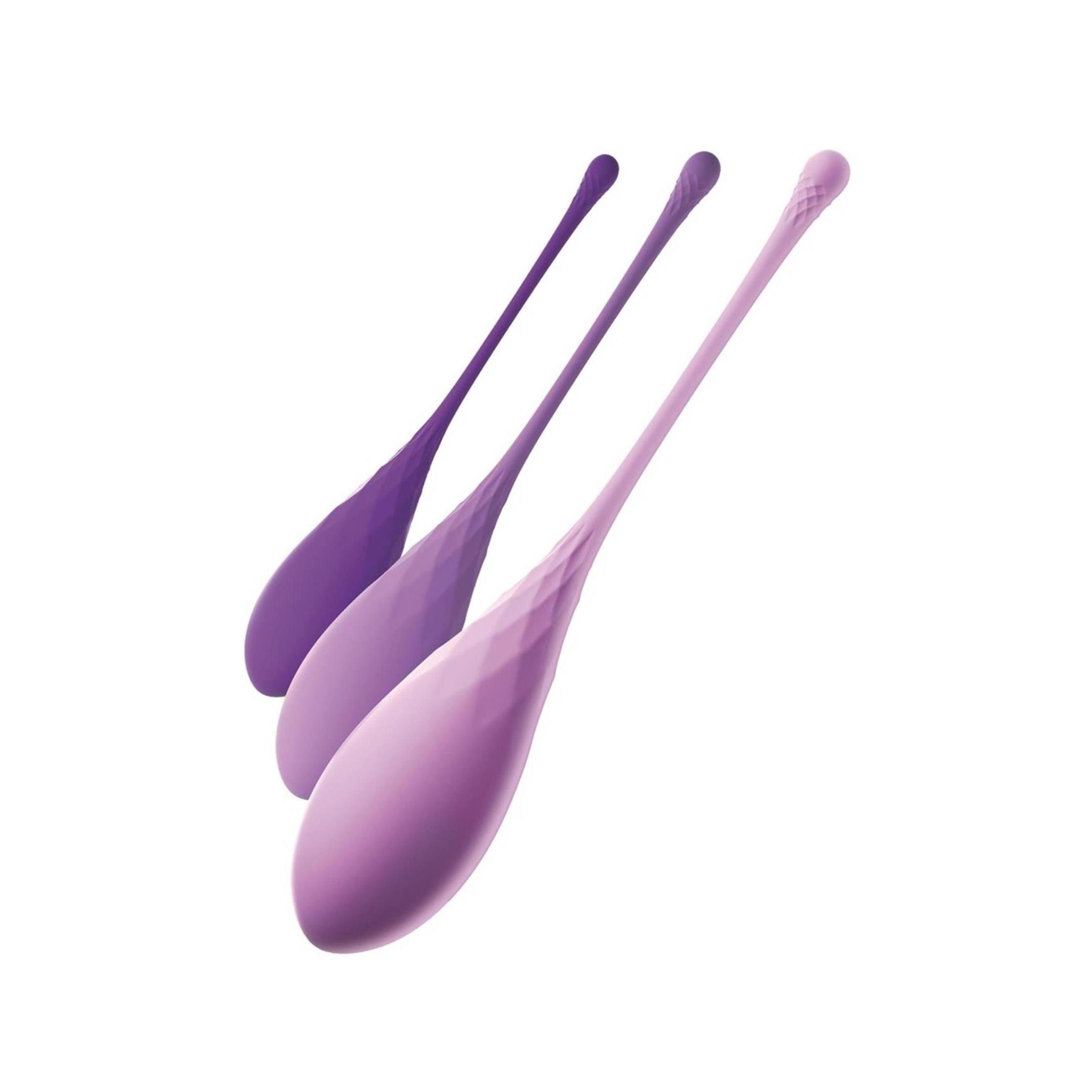 Drei Kegel-Trainingsgeräte in Lila-Tönen. Tropfenförmig mit geriffelter Oberfläche und langem Stiel.