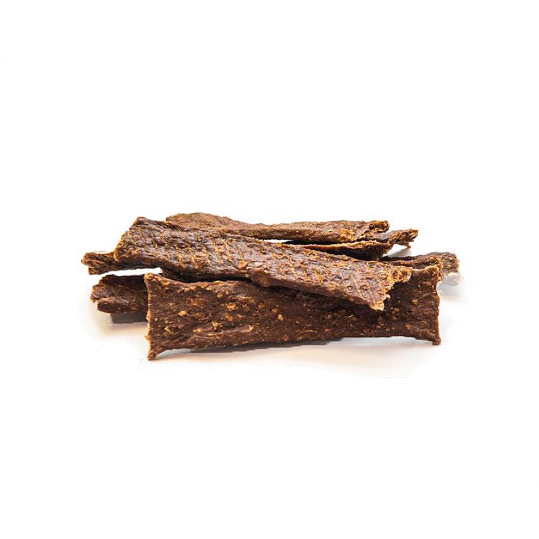 Mehrere braune, längliche Streifen. Die Oberfläche ist uneben und strukturiert. Auf weißem Hintergrund.