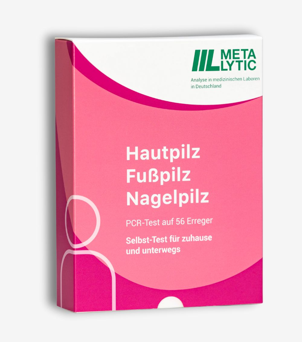 Rosa Verpackung mit Text: Hautpilz, Fußpilz, Nagelpilz. Logo: IIL MetaLytic. PCR-Test auf 56 Erreger. Selbst-Test für zuhause und unterwegs.