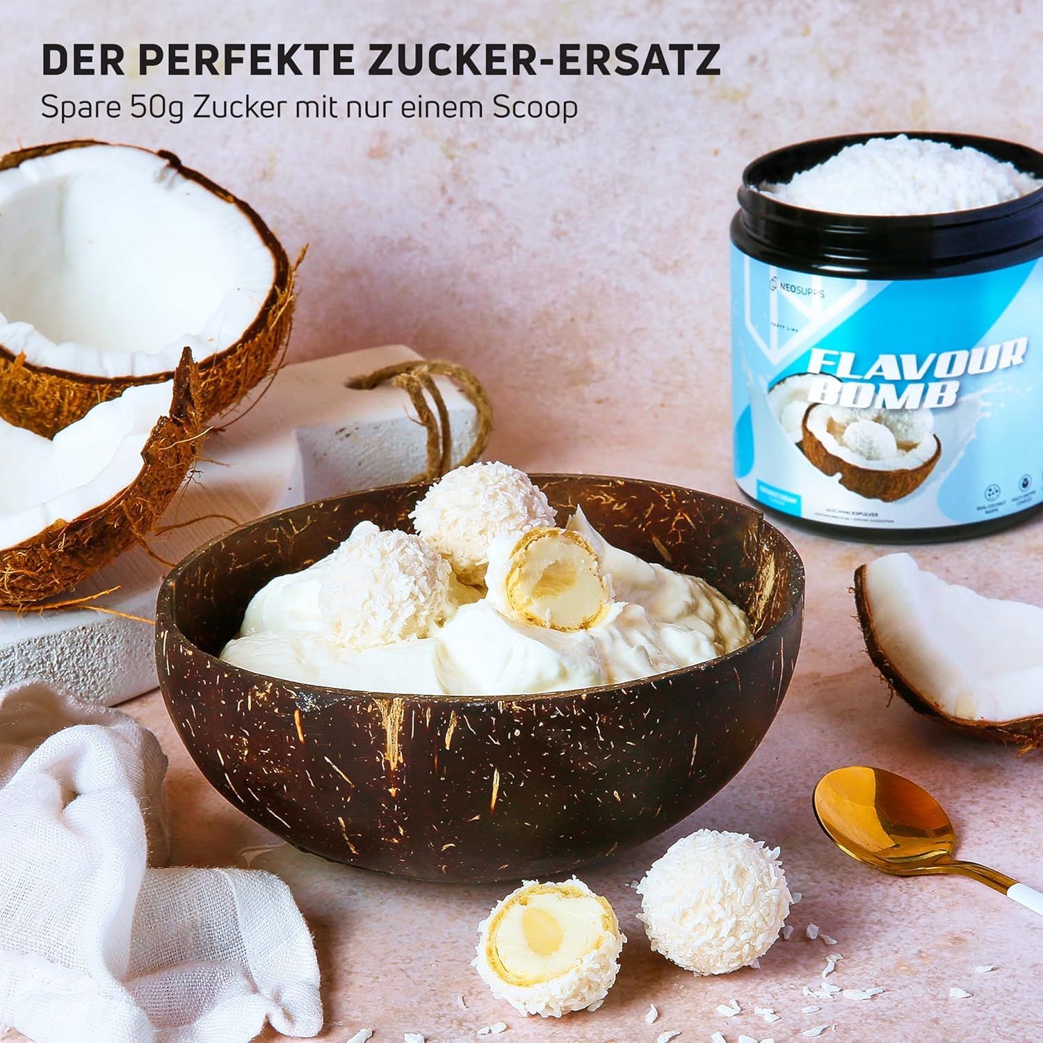 Kokosnuss-Schalen mit Creme und Kokosbällchen. Ein Behälter mit Pulver und Text: FLAVOUR BOMB. Goldener Löffel.
