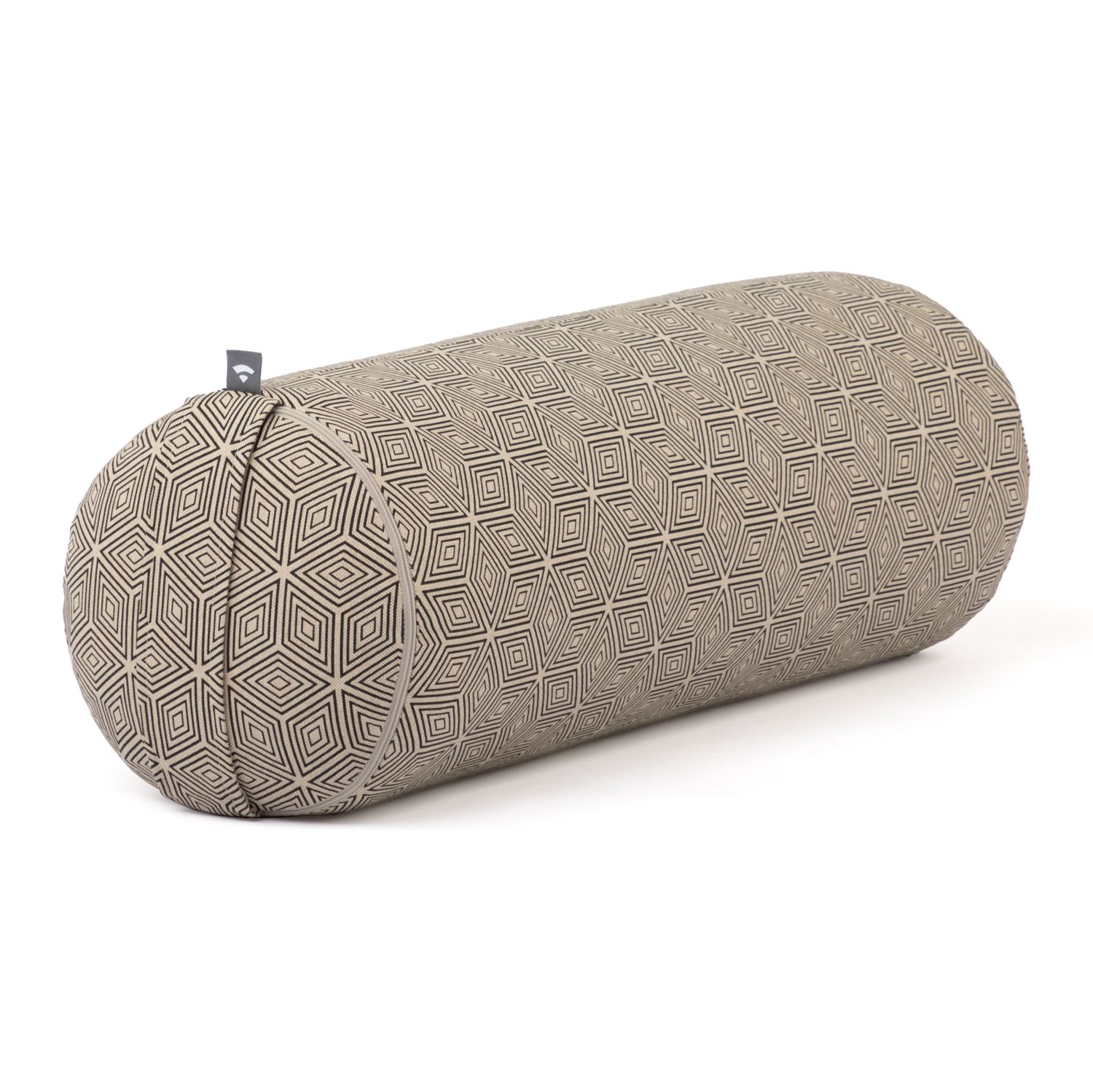 Yoga-Bolster mit geometrischem Muster. Reißverschluss. Kleines Label mit Logo. Beige und schwarze Farben.