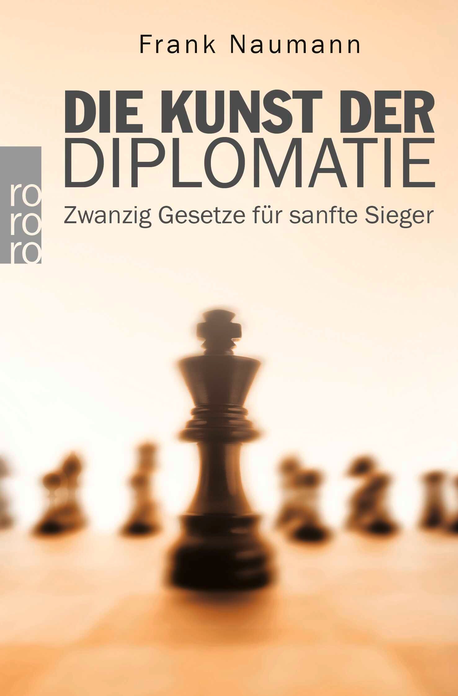 Buchcover: "Die Kunst der Diplomatie". Autor: Frank Naumann. Schachfigur im Vordergrund, unscharf. Titel in Großbuchstaben.