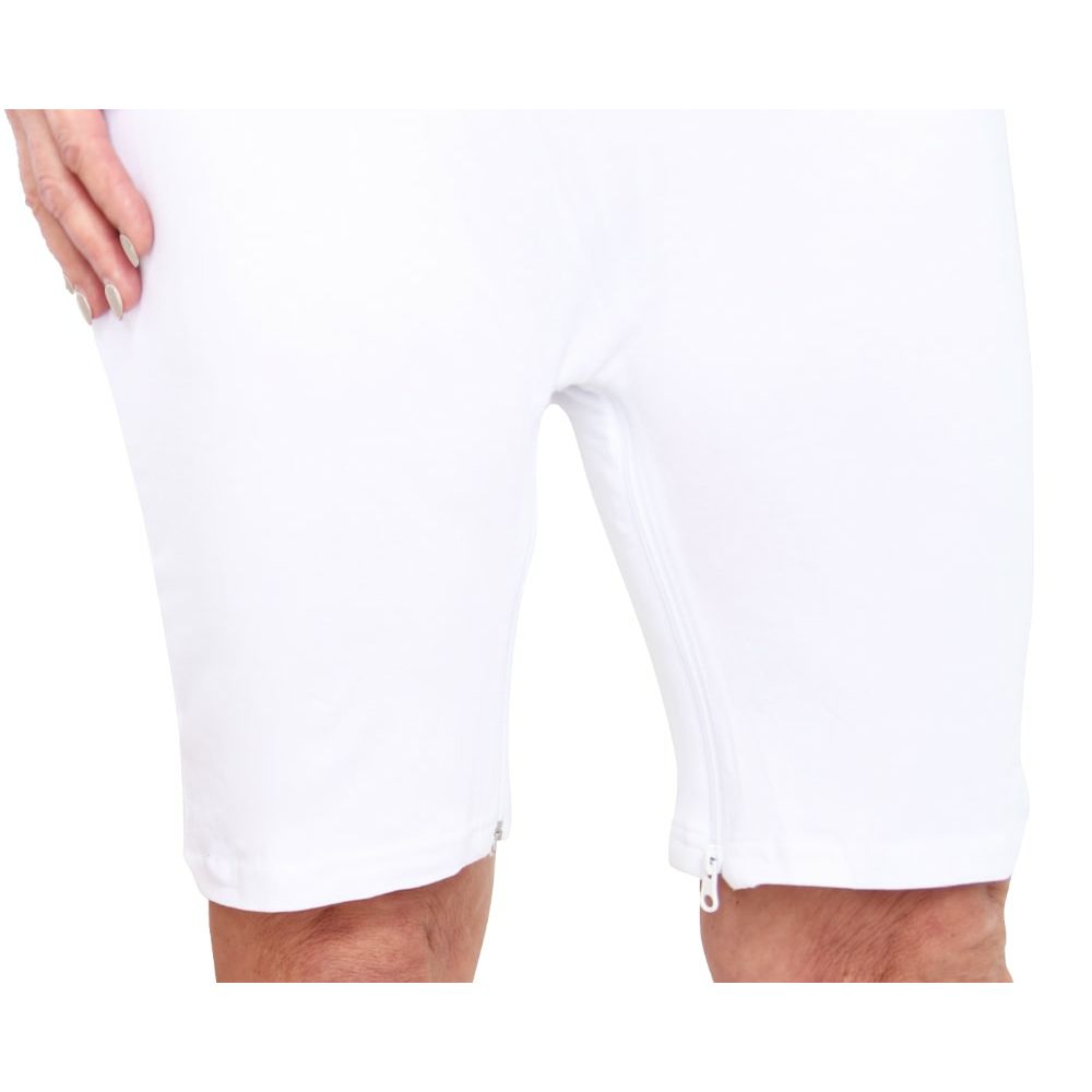 Nahaufnahme eines weißen Pflegebodys mit Beinreißverschluss. Der Reißverschluss verläuft entlang des Beins.