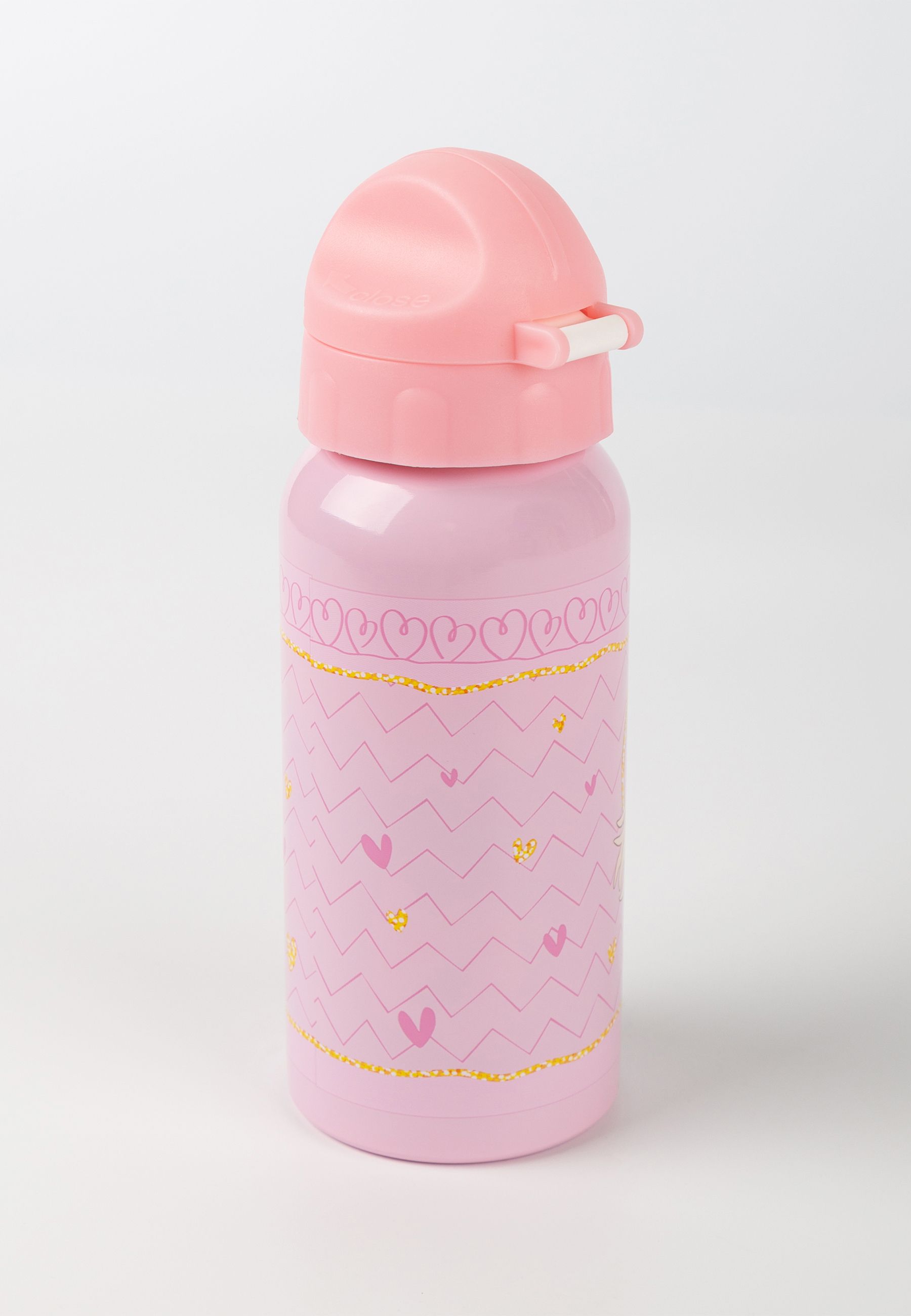 Rosa Trinkflasche mit aufklappbarem Deckel. Herz- und Zickzackmuster. Goldfarbene Akzente. Rosa Deckel.