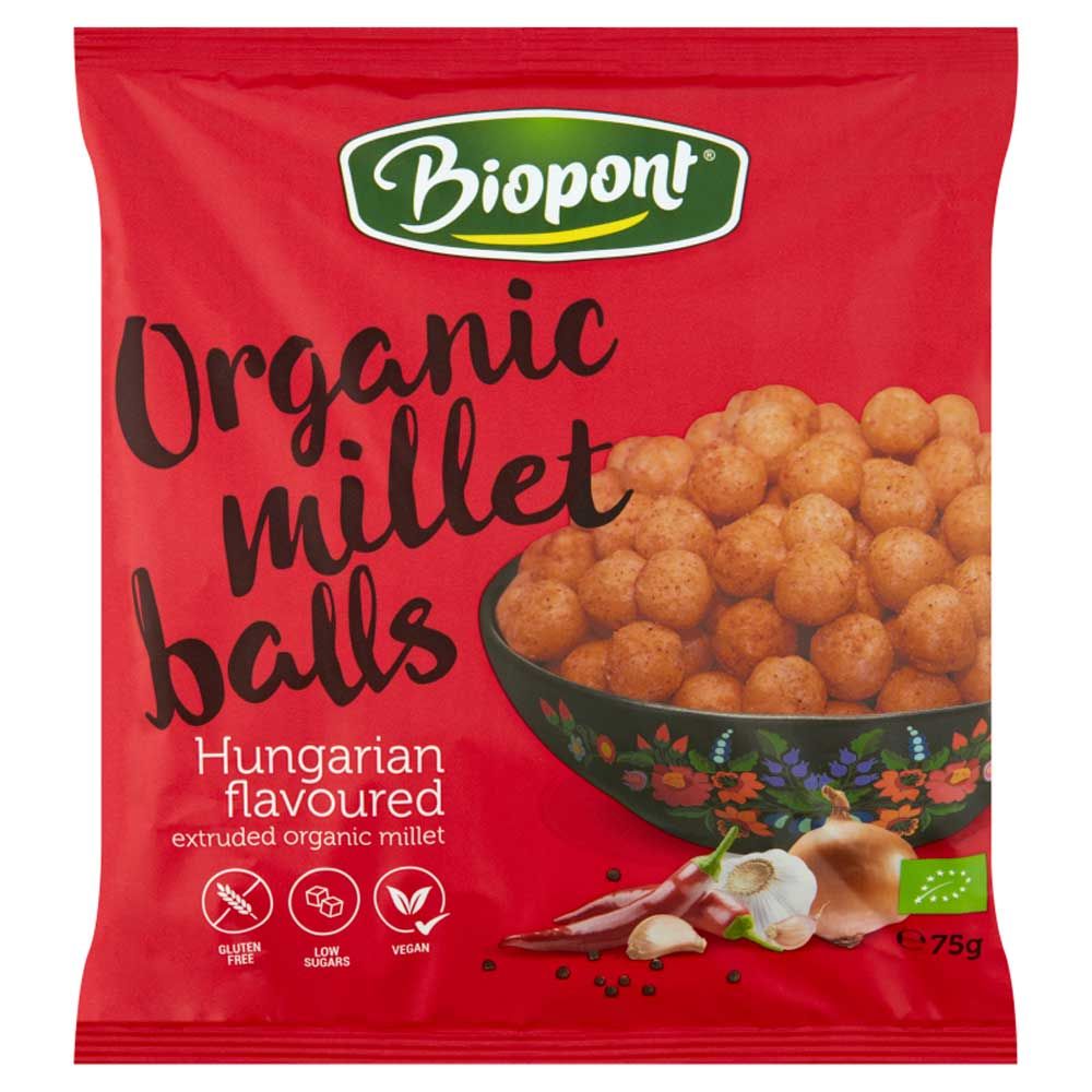 Rote Verpackung mit "Biopont"-Logo. "Organic millet balls" und "Hungarian flavoured" Text. Abbildung von Hirsebällchen in Schüssel, Gemüse.