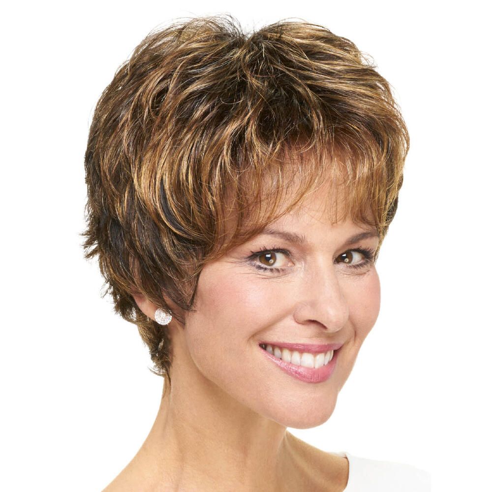 Kurzhaarperücke mit braunen und blonden Strähnen. Die Frau lächelt in die Kamera. Frontansicht.