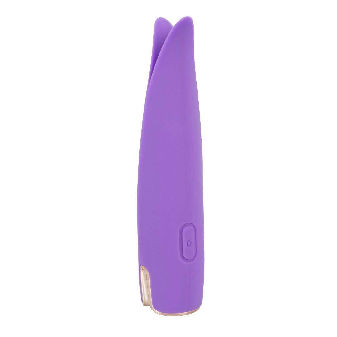 Lila Vibrator mit geschwungenen Formen. Goldfarbene Akzente am unteren Ende. Ein Knopf und ein Logo sind sichtbar.