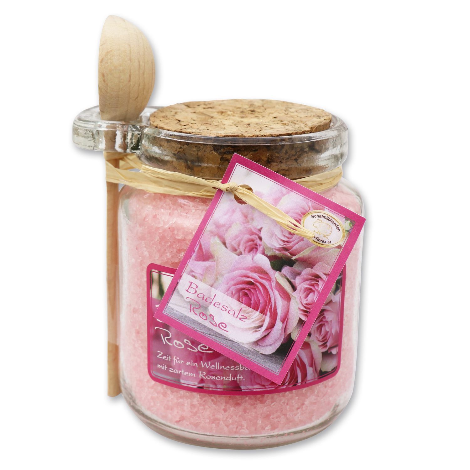 Glas mit rosa Badesalz, Korken, Holzlöffel und Etikett mit Rosenmotiv. Aufschrift: Badesalz Rose.
