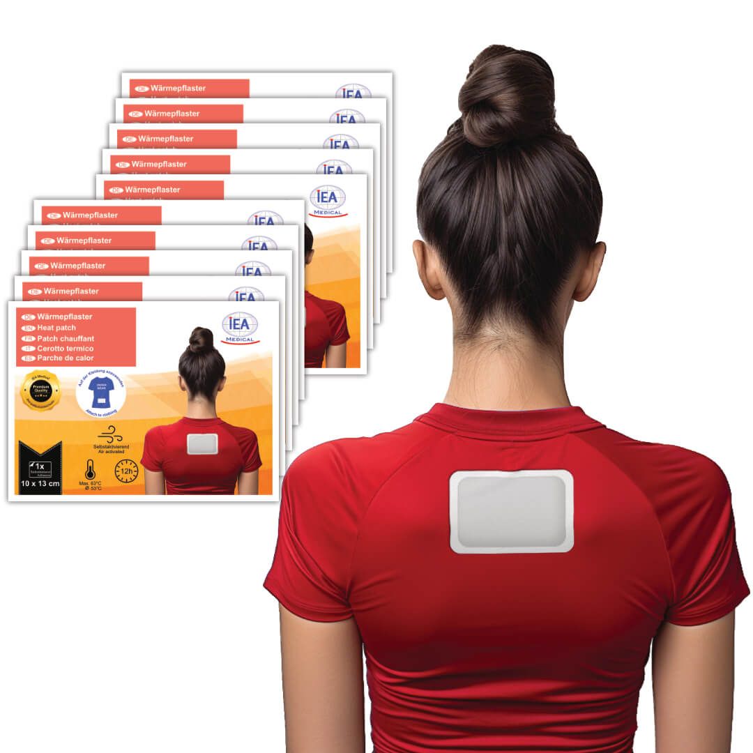 Mehrere Wärmepflaster auf einer Frau, die ein Wärmepflaster auf dem Rücken trägt. Auf der Verpackung ist das IEA-Logo zu sehen.