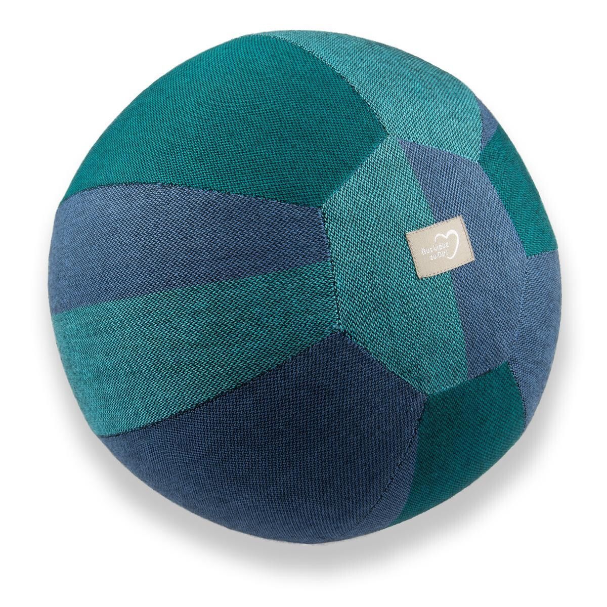 Kugel aus Stoff in Blau- und Grüntönen. Rechteckiges Etikett mit Logo. Mehrfarbige, geometrische Oberfläche.
