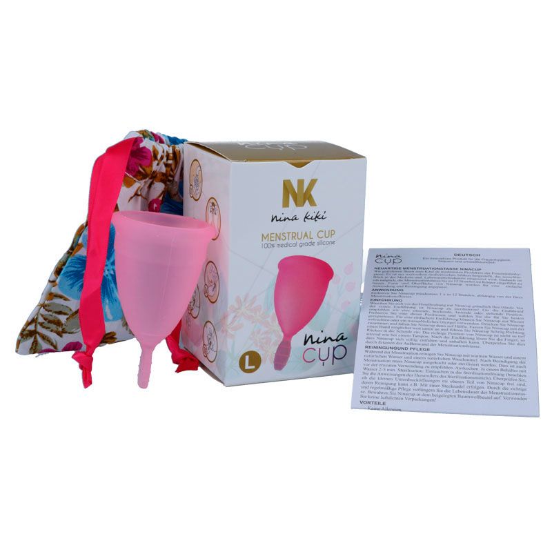 Menstruationstasse, Beutel und Verpackung. Aufdruck: Nina Kikí, Menstruationstasse, L. 100% medizinisches Silikon. Anleitung.