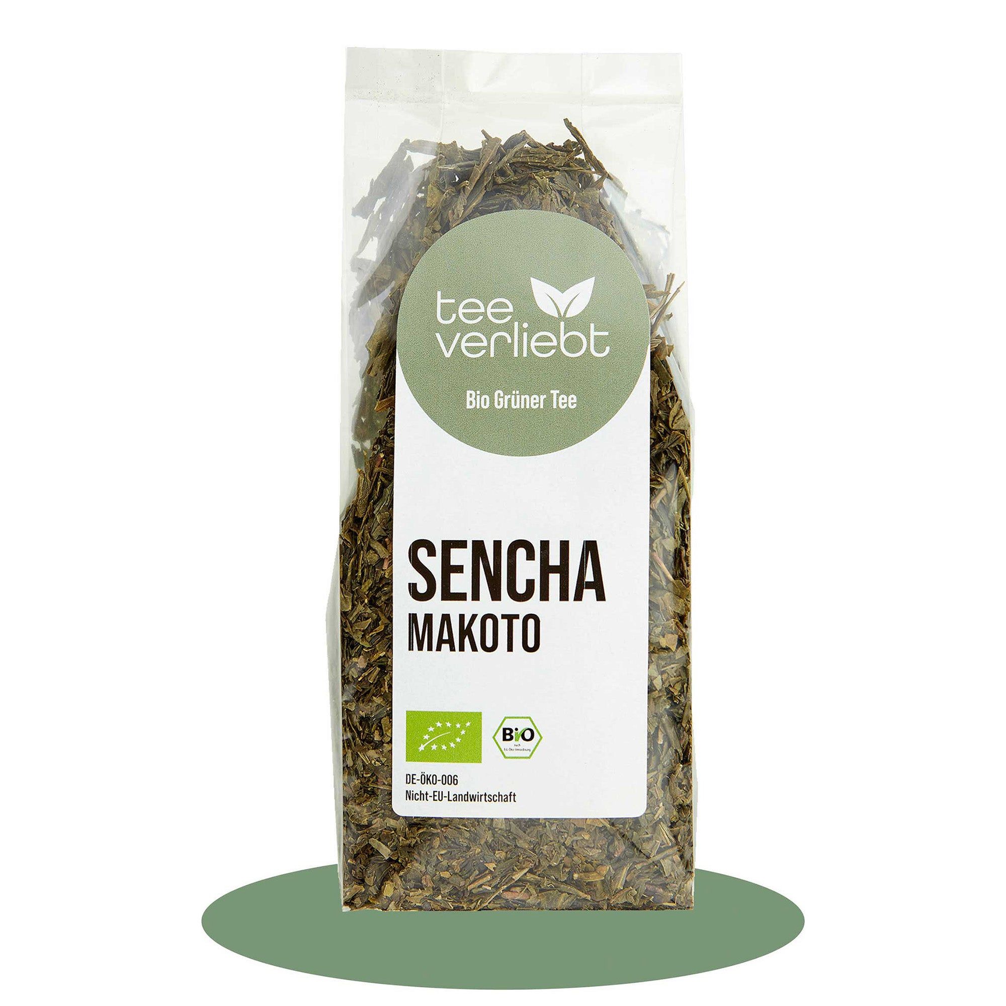 Klare Verpackung mit losem Grüntee. Aufdruck: teeverliebt, Sencha Makoto, Bio Grüner Tee. Bio-Siegel.