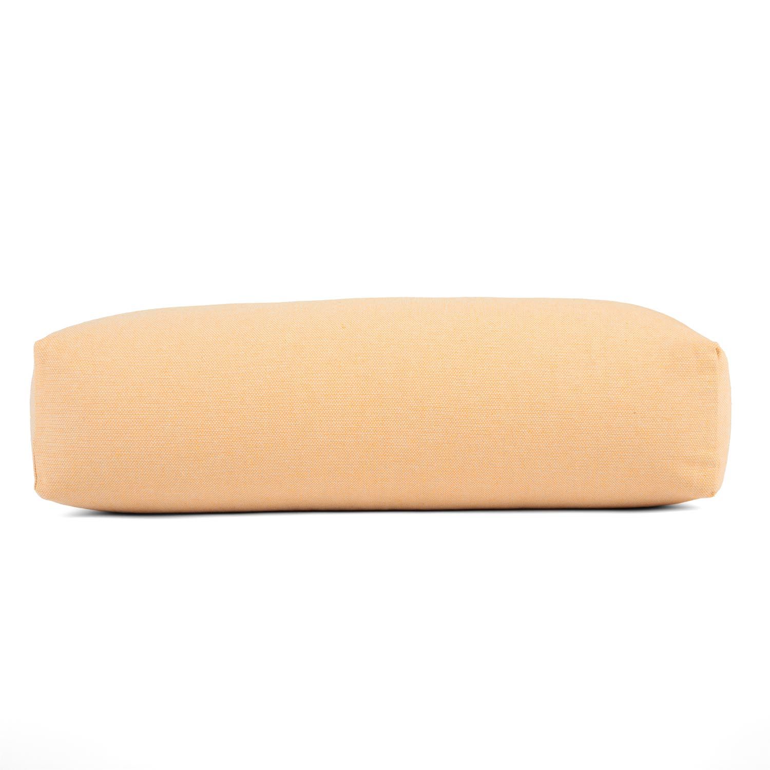 Beige Yoga-Bolster, zylindrisch, länglich. Glatte Oberfläche, ohne sichtbare Details.