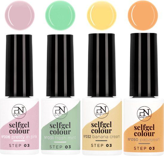 Vier Flaschen Nagellack, Pastellfarben. PN Selfcare Set. Farben: Rosa, Mint, Gelb, Orange. Schwarze Kappen, weiße Etiketten mit Logo und Produktnamen.