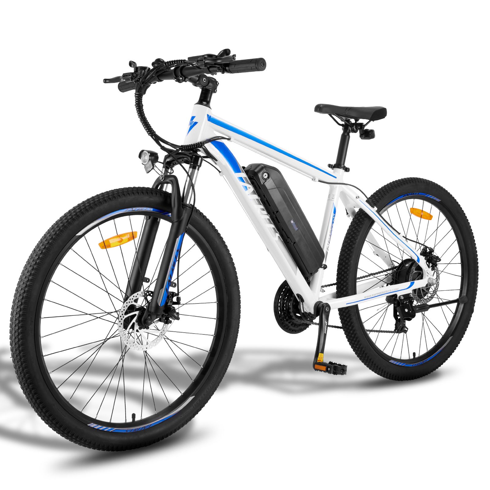 Weißes E-Mountainbike mit blauen Akzenten. Schwarze Reifen, Sattel und Lenker. Akku am Rahmen.