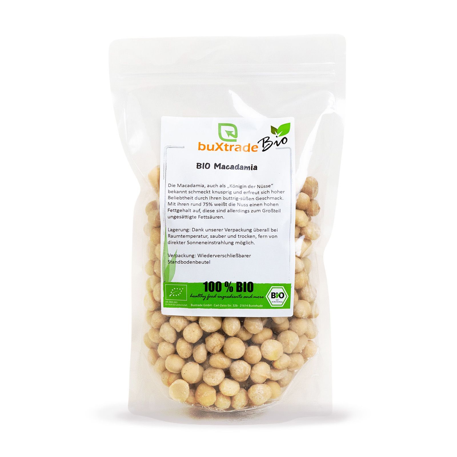 Transparente Verpackung mit BIO Macadamia-Nüssen. Aufkleber mit Produktinformationen und Bio-Siegel.