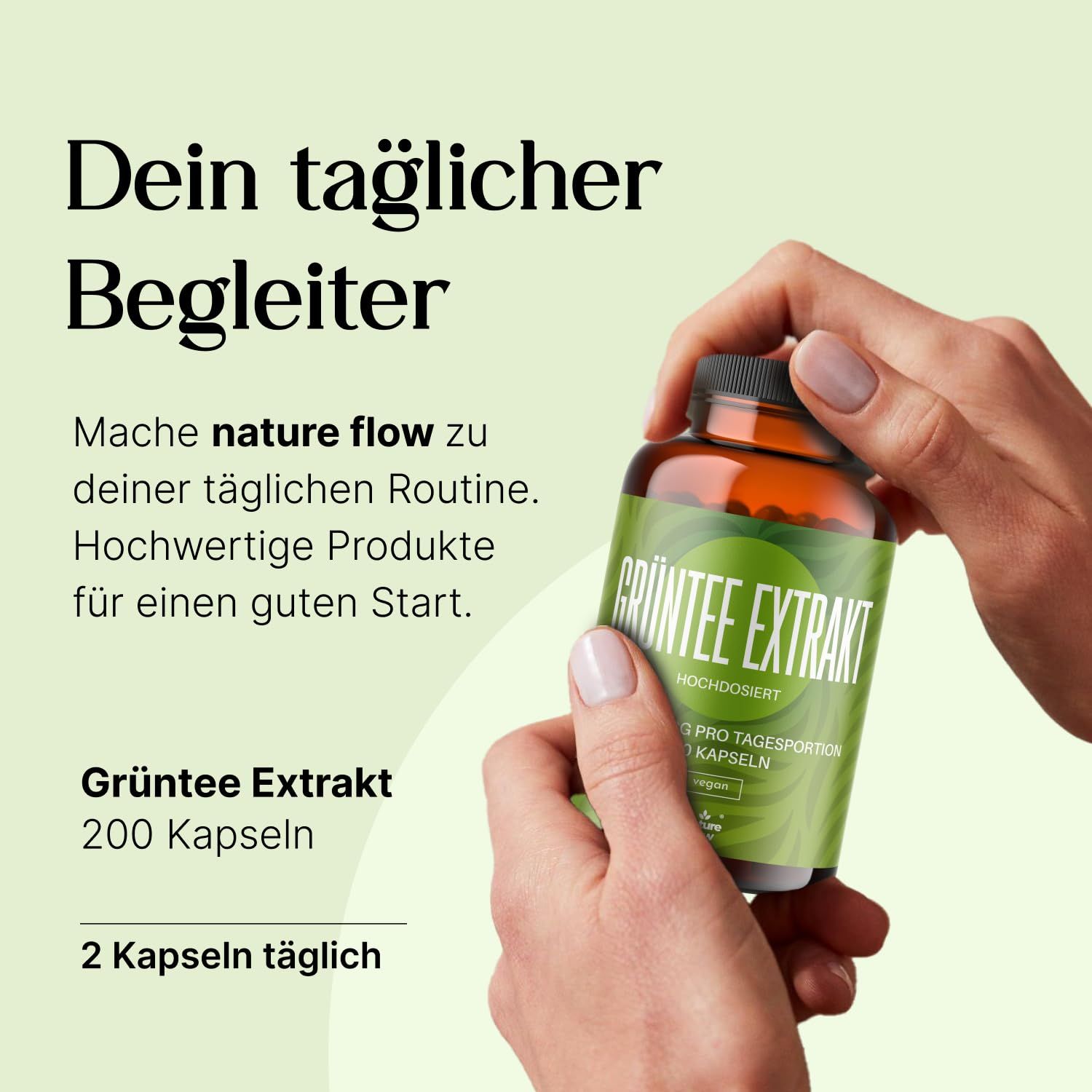 Braunglasflasche mit grünem Etikett. Aufschrift: Grüntee Extrakt, 200 Kapseln. Text: 2 Kapseln täglich. Hände halten die Flasche.