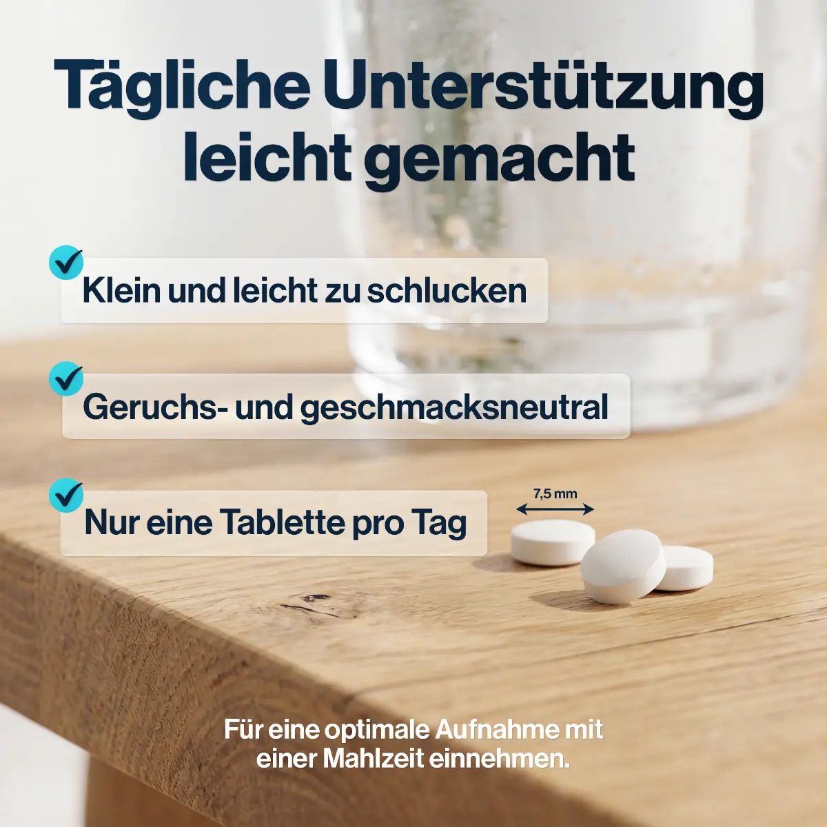 Drei kleine, weiße Tabletten auf einem Holztisch. Eine Tablette misst 7,5 mm. Leicht zu schlucken.