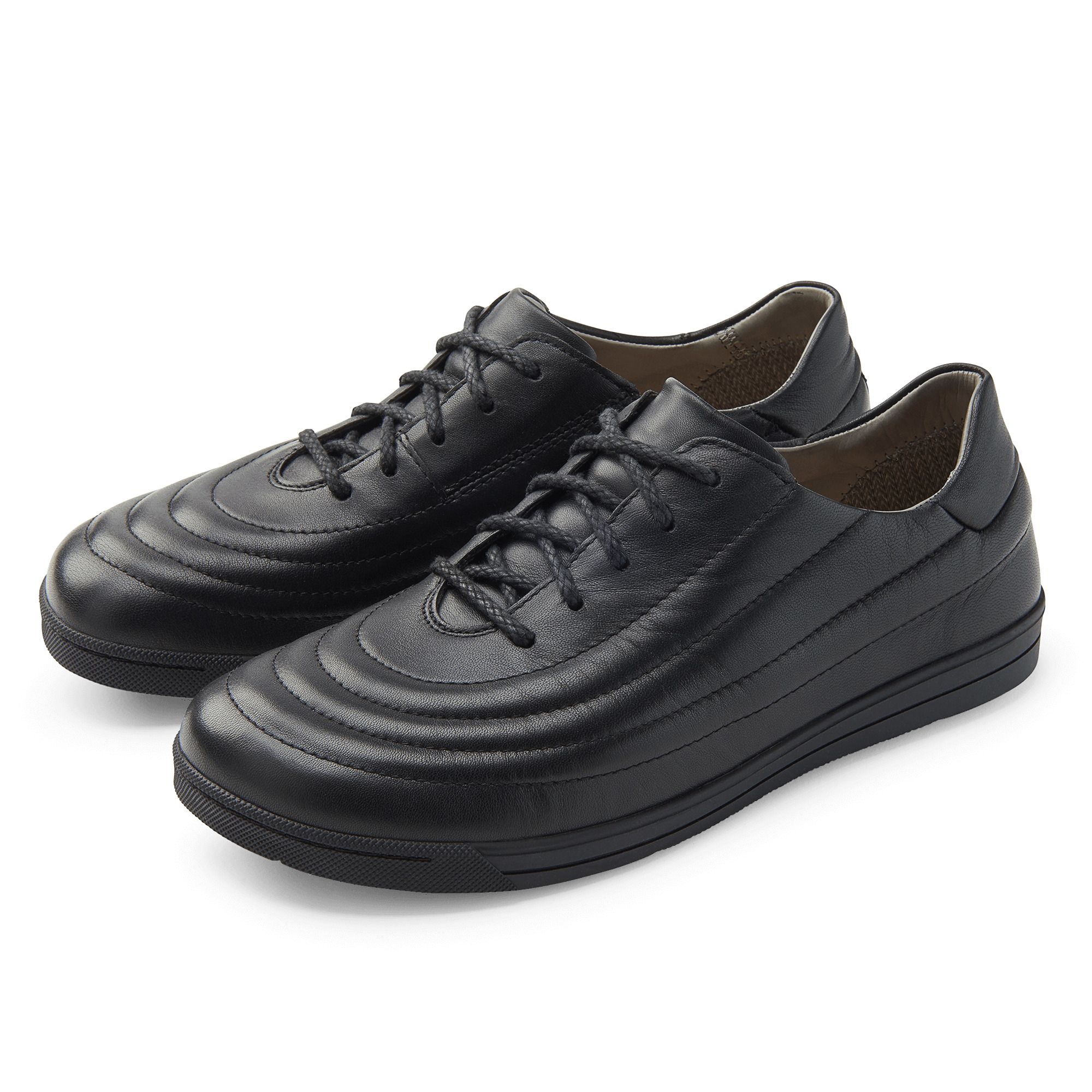 Paar schwarze Leder-Schnürschuhe mit breiter Passform, von vorne.
