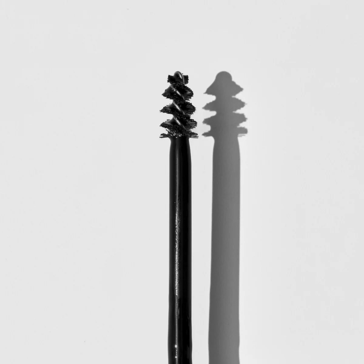 Spazzola nera con setole. Ombra su sfondo bianco. Spazzola con setole.